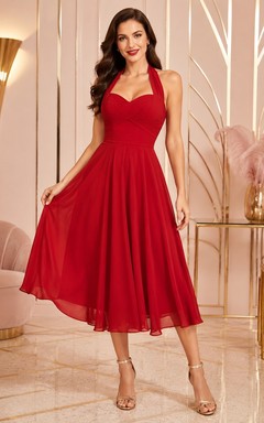 Romantisches, rotes Chiffon-Abendkleid mit Neckholder und Falten, wadenlang.