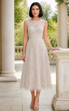 Robe de mariée modeste en dentelle géométrique, coupe trapèze, longueur thé et col montant.