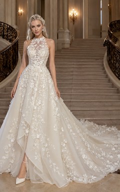 Vestido de novia con escote halter ilusión, cola de encaje en cascada y gran escalera
