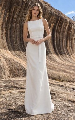 Schlichtes, ärmelloses, bodenlanges Brautkleid mit U-Boot-Ausschnitt und Schärpe