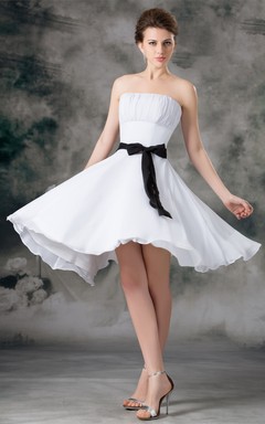 Trägerloses, knielanges Chiffonkleid mit Schleife und Raffungen