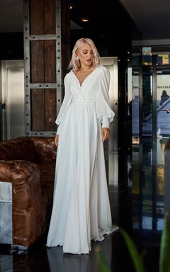 Vestido de novia informal de gasa con mangas largas, escote en V y espalda baja en V.