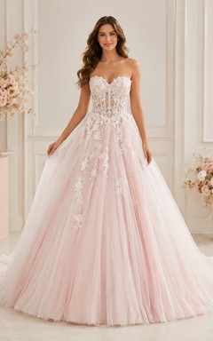 Romantisches Brautkleid in zartem Rosa: Trägerloses Ballkleid mit Herzausschnitt, Spitze und Schleppe
