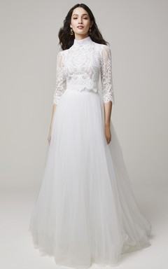 Elegantes zweiteiliges Brautkleid aus Spitze mit hohem Kragen und Schleppe