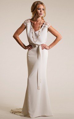 Elegantes Brautkleid aus Spitze mit kurzen Ärmeln und fließender Silhouette