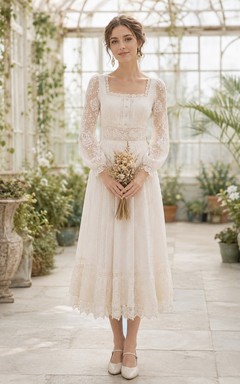Champagnerfarbenes Vintage-Kleid in A-Linie mit eckigem Ausschnitt, langen Ärmeln und Spitze, wadenlang