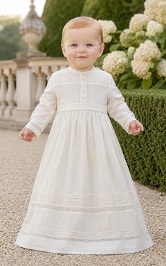 Elfenbeinfarbenes Taufkleid mit langen Ärmeln und Smok-Spitzenbesatz für Jungen