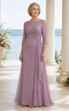 Vestido de gasa color rosa empolvado con escote barco y mangas tres cuartos.