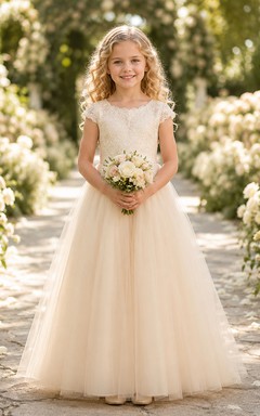 Robe de demoiselle d'honneur romantique en tulle, col montant, manches courtes et dentelle, coupe trapèze, longueur au sol