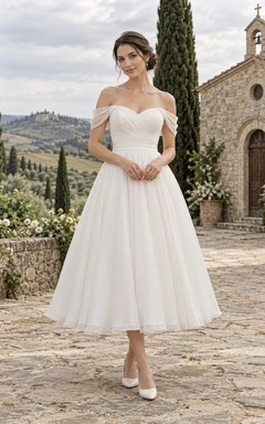 Vestido de novia sencillo de gasa satinada sin mangas, corte en A, largo hasta la rodilla y con hombros descubiertos