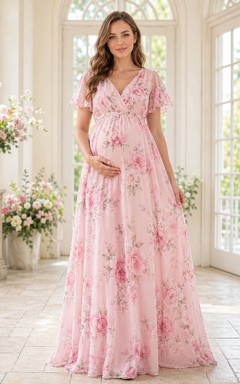 Rosa Umstandskleid mit Blumenmuster, V-Ausschnitt, flatternden Ärmeln und Empire-Schnitt, bodenlang
