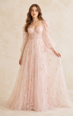 Vestido de fiesta rosa palo con mangas largas, corte en A, apliques de tul y estampado floral.