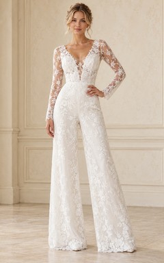 Mono de novia de manga larga, escote en V, encaje floral y pernera ancha.