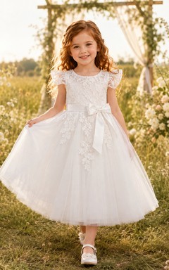 Vestido de niña de las flores, color marfil, encaje y tul, corte en A, manga corta, escote redondo, largo midi, detalle de fajín.