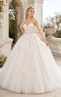 Robe de mariée bustier sans manches en tulle et dentelle, ornée d'appliques et de perles, dos nu, style princesse, longueur au sol, avec traîne chapelle.
