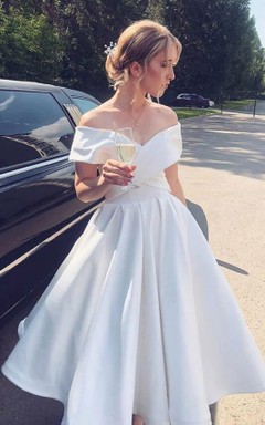 Vestido de novia corto de satén sencillo, con escote Bardot y tirantes cruzados, corte imperio y silueta en A.