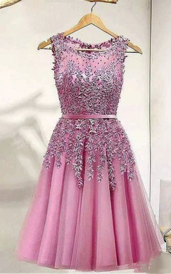 Ärmelloses A-Linien-Kleid aus Spitze und Tüll mit U-Boot-Ausschnitt und knielangem Abschlussballkleid