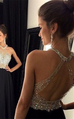 Elegante vestido de fiesta de gasa con cristales y abalorios, corte en A, escote halter y sin mangas.