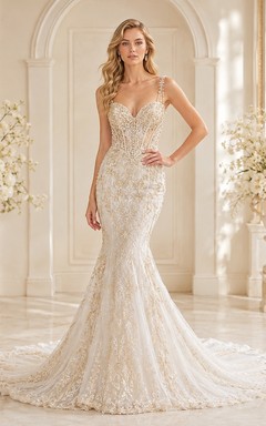 Goldenes, perlenbesetztes Meerjungfrauen-/Trompetenkleid mit herzförmigem Ausschnitt, ärmellos, bodenlang, mit Schleppe – ein luxuriöses Brautkleid