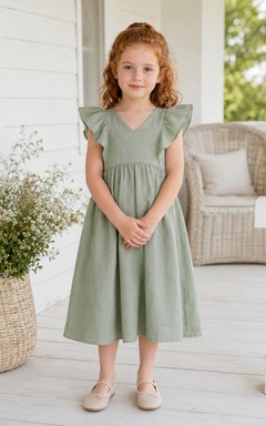 Robe de demoiselle d'honneur champêtre en lin sauge rustique, col en V, manches pétales, longueur thé, coupe trapèze, style jardin.