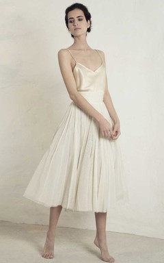 Vestido de novia bohemio de tul, corte A, largo hasta la rodilla, sin mangas y con fruncido.