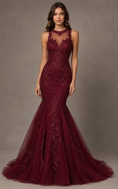 Robe de bal sirène bordeaux à application de dentelle, col montant et effet illusion.