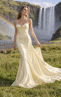 Vestido de novia de charmeuse estilo sirena con escote halter, escote corazón tipo drapeado y espalda cruzada fruncida.