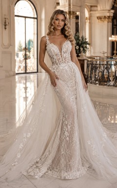Robe de mariée Pavilion Bridal en tulle et dentelle discrète, décolleté en V profond, sans manches, coupe trapèze, traîne chapelle, surjupe amovible