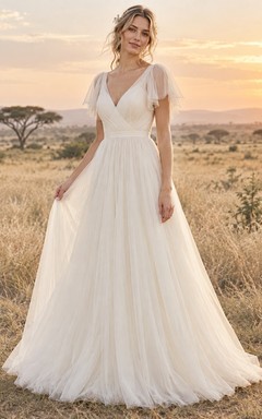 Vestido de novia sencillo de corte A con escote en V, tul, manga corta y corpiño fruncido.
