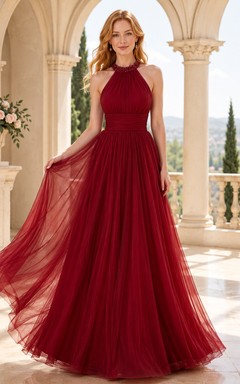 Vestido de gala largo de tul rojo con cuello halter y escote halter, estilo romántico.
