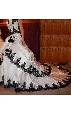 Vestido de novia de princesa estilo princesa, de tafetán, con escote corazón, sin mangas, cola catedral, volantes en cascada y capas.