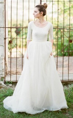 Schlichtes A-Linien-Brautkleid mit Rundhalsausschnitt, halblangen Ärmeln, rückenfreiem Tüllrock und Ärmeln