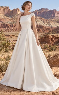 Vestido de novia sencillo de corte A, escote barco, manga corta, satén plisado y cola.