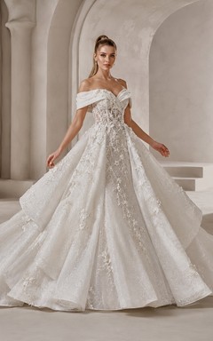 Robe de mariée de bal en dentelle florale à épaules dénudées et décolleté cœur, traîne chapelle