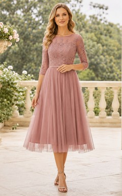 Robe mi-longue à empiècements en résille et col bateau rose poudré