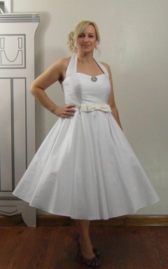 Vestido de tafetán de corte A sin mangas hasta la rodilla con fajín de lazo de satén.
