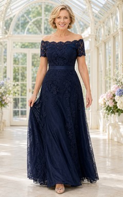 Dunkelblaues, schulterfreies A-Linien-Kleid aus Spitze mit kurzen Ärmeln