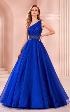 Vestido de noche romántico largo hasta el suelo, de corte A, asimétrico, de tul azul rey con cintura adornada con cuentas y un solo hombro.