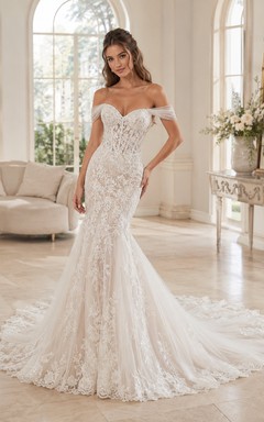 Robe de mariée courte sirène en dentelle romantique, épaules dénudées, ornée d'appliques chapelle et d'un décolleté en V raffiné avec fermeture éclair au dos