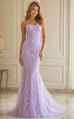 Vestido de fiesta ajustado azul cielo con encaje y apliques, estilo sirena, con tirantes finos y espalda descubierta.
