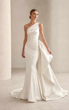 Robe de mariée élégante en satin moderne asymétrique sans manches, coupe sirène, drapée sur le côté.