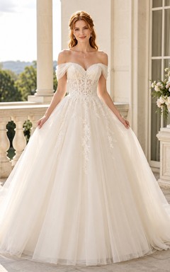 Robe de mariée princesse en dentelle à épaules dénudées et traîne chapelle, bustier cœur, tulle