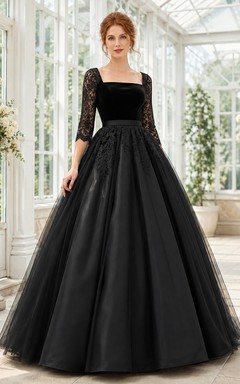 Elegante vestido de gala largo hasta el suelo, negro, con escote cuadrado, mangas tres cuartos y encaje satinado.