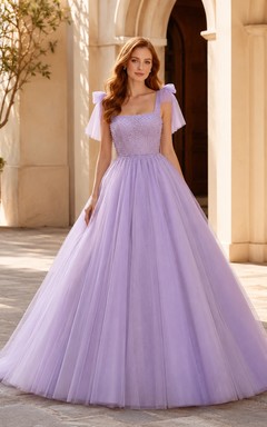 Robe de mariée lavande en satin et tulle, coupe trapèze, col carré, bretelles nœud, bretelles et nœud.