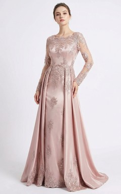 Abendkleid aus altrosafarbenem Satin mit langen Spitzenärmeln und floraler Stickerei