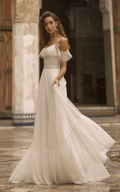 Robe de mariée en tulle adorable, à bretelles spaghetti et épaules dénudées, ornée de dentelle.