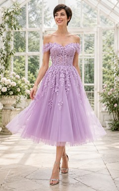 Vestido de fiesta romántico de corte A hasta la rodilla con apliques de tul y encaje color lavanda, hombros descubiertos.
