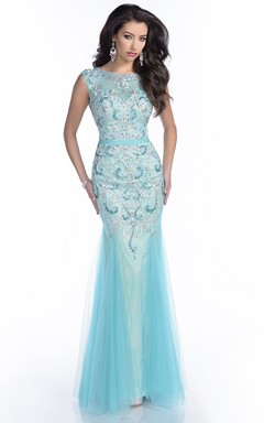 Vestido de sirena de tul sin mangas con espalda abierta y perlas.