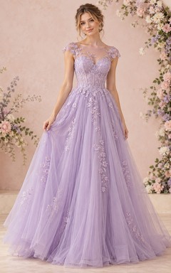 Robe de bal modeste lavande à manches bateau et dentelle florale en tulle, coupe bateau, manches courtes.