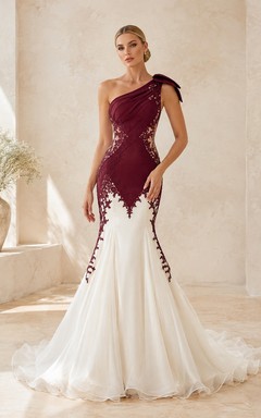 Elegantes, burgunderrotes, schulterfreies, besticktes Brautkleid aus Satin im Meerjungfrauenstil mit Schleppe und Meerjungfrauenschnitt in Meerjungfrauenform
